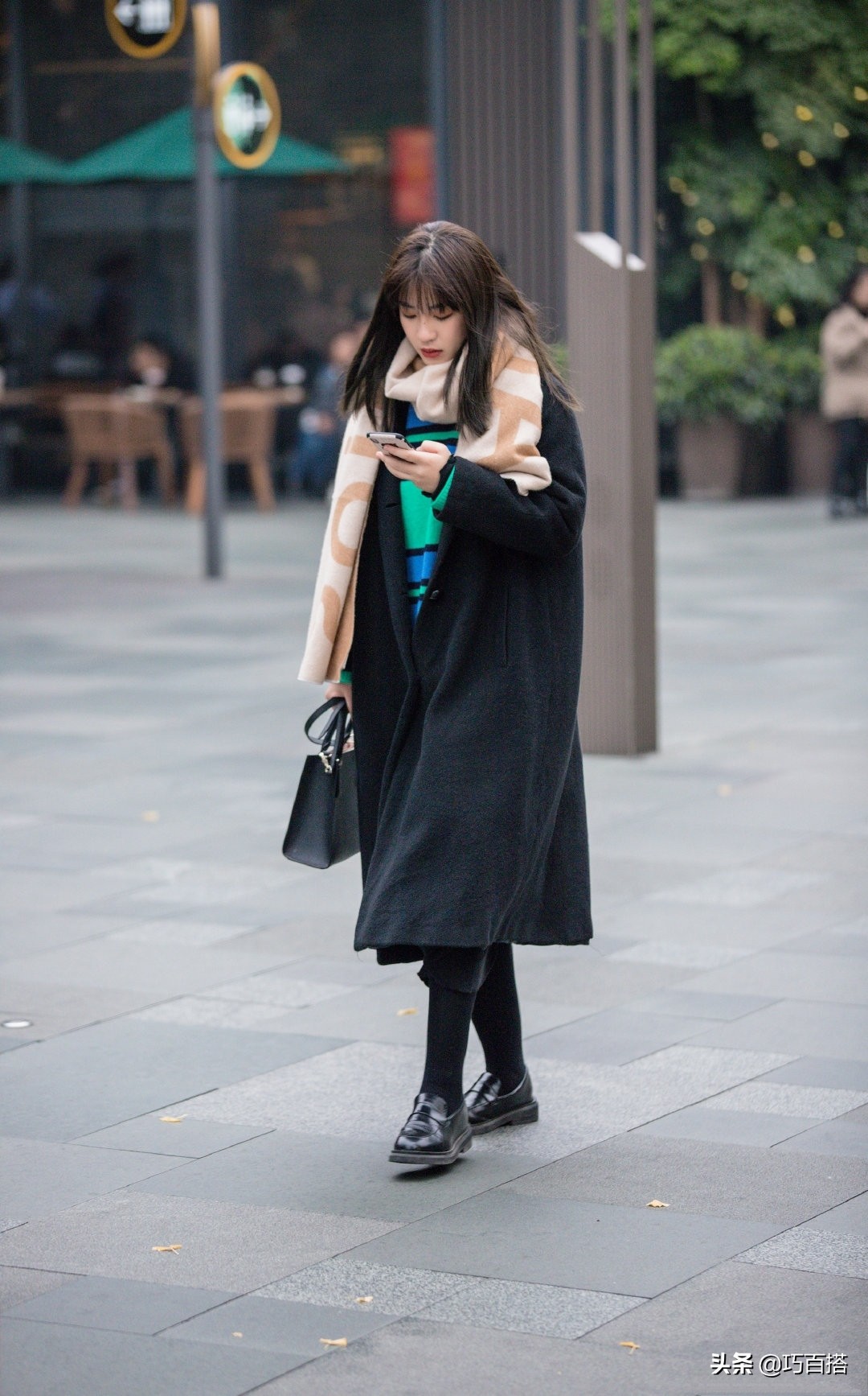 围巾这样系减龄又洋气,三种时髦又保暖的冬日围巾系法