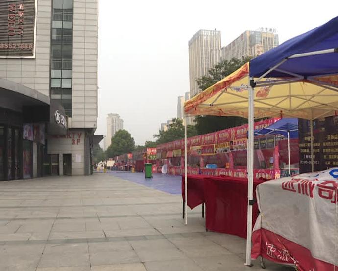 说好的网红夜市飞了！外来商户吐槽：镇江常发广场真不负责