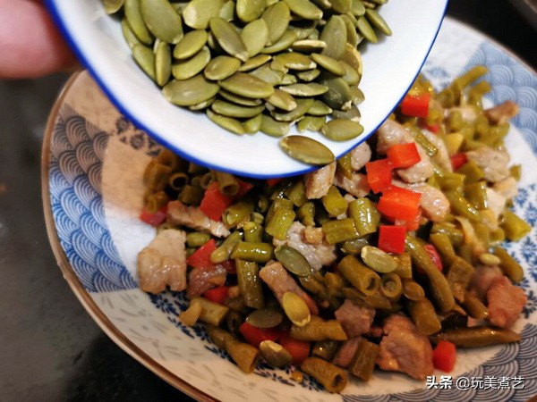 酸豆角怎么弄才好吃,酸豆角腌咸了要怎么变淡的