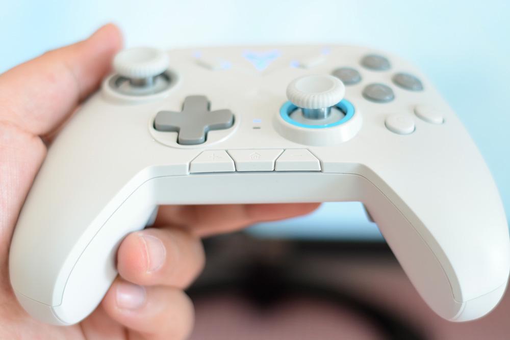 飞智黑武士2和xboxone手柄,飞智黑武士2和雷神g50手柄对比