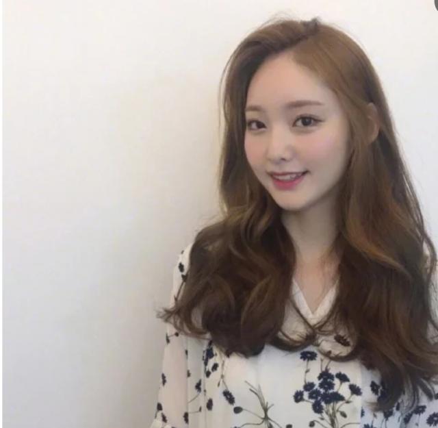 适合圆脸女生的有空气刘海的发型,八字刘海圆脸女生烫什么发型好看