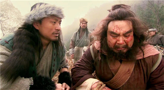 李逵最终悲惨下场：被掐着脖子像抓猪一样活捉，还被挑断手筋脚筋