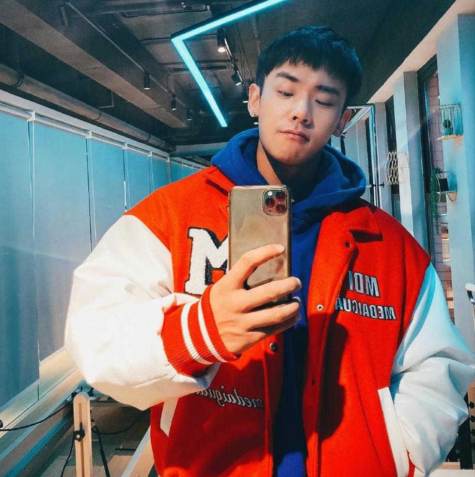 正太脸金刚身，36岁重庆小伙的肌肉身材太惹眼，保养的太好了