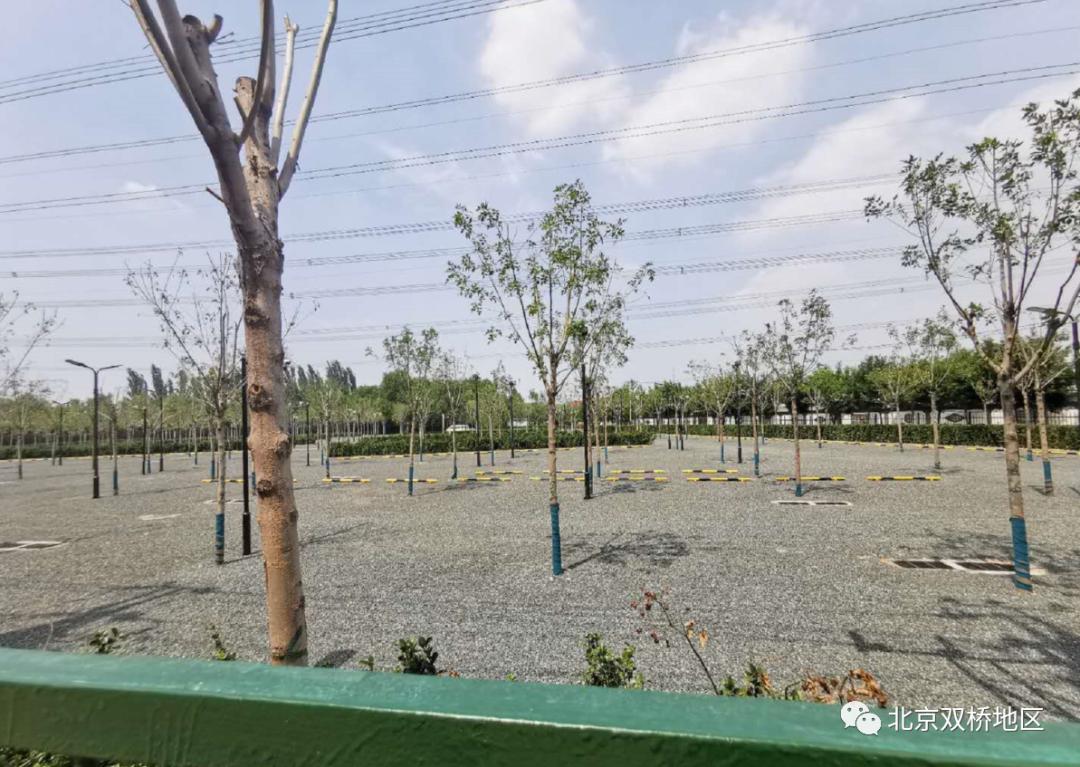 经过高档别墅区特别规划两处停车场白鹿司北街整治工程接近尾声