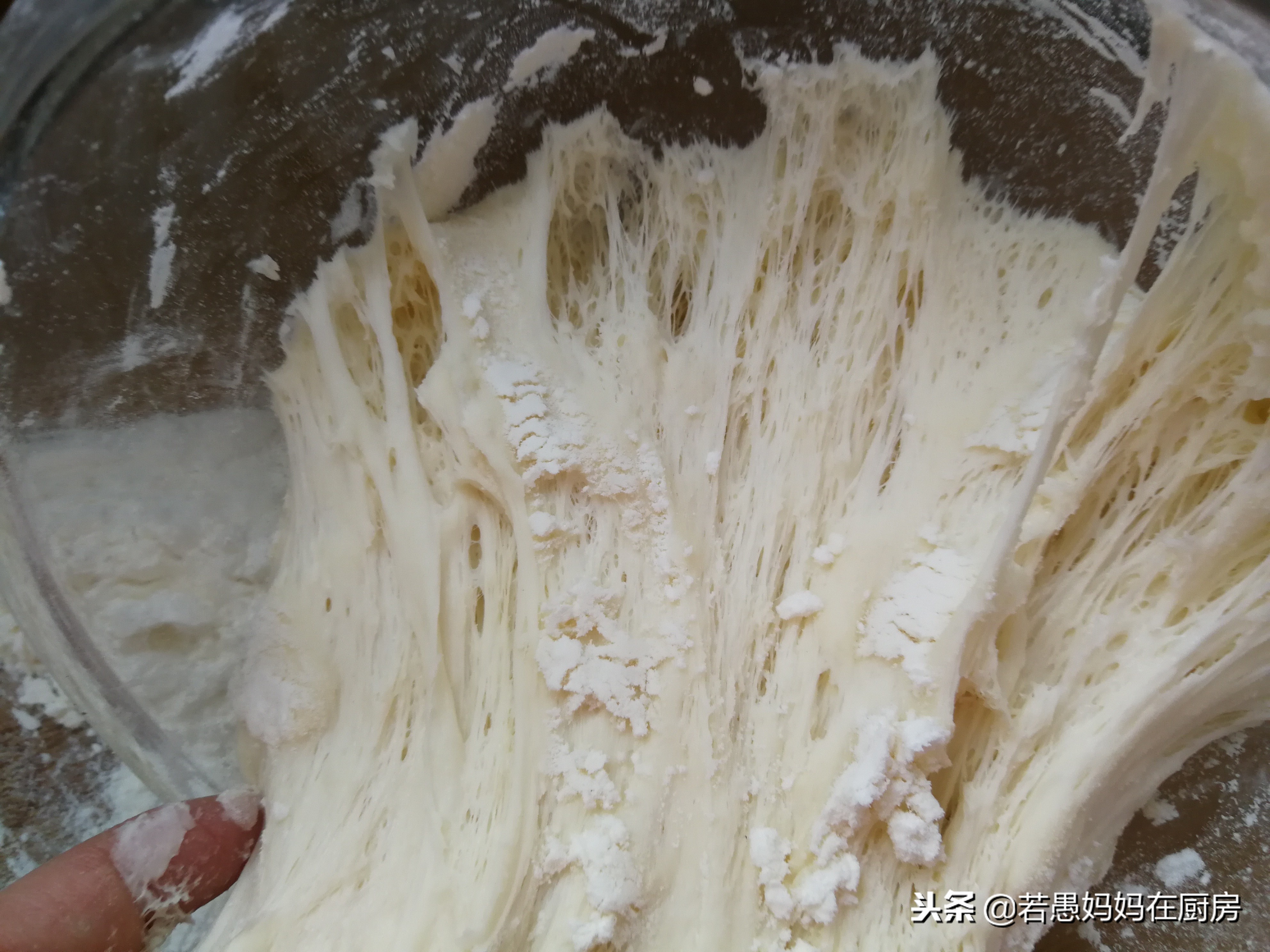 不用泡打粉不用碱，教你做松软筋道的白馒头，越嚼越香！