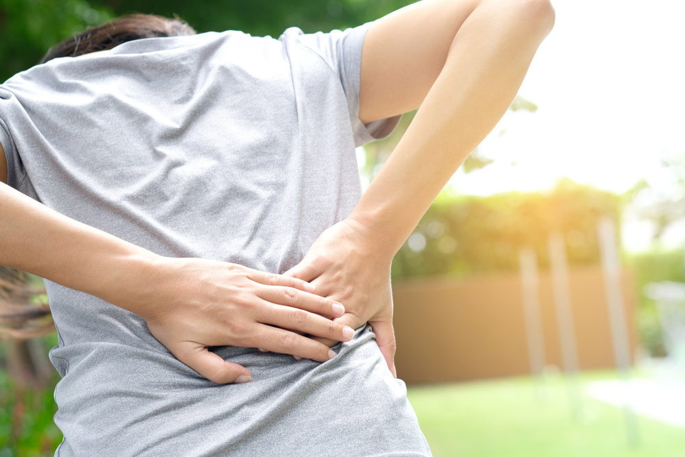 为什么年纪轻轻会腰疼要怎么办,年纪轻腰疼怎么治