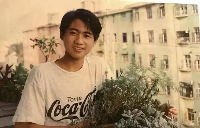 一个人变老，是从嘲笑潮牌和潮人开始的。