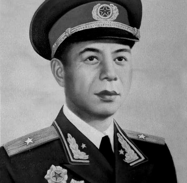 1955年授衔，毛*东泽**看到了熟悉的面孔，走过去说：你成为少将了？