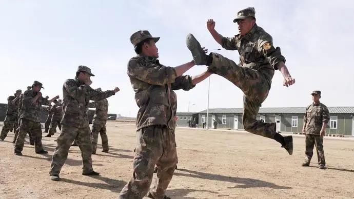 矛盾突然激化！印度屯兵边境主动挑衅，中国招格斗高手训练官兵