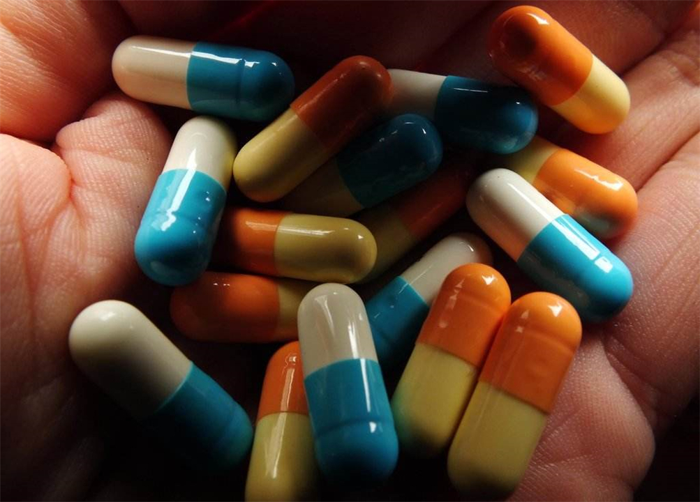 4岁孩子误吃502胶水，90后母亲的“急救办法”，连医生都点赞