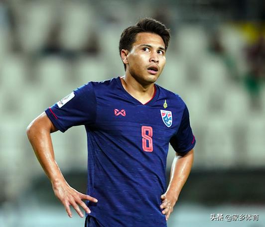 中国足球友谊赛对泰国足球队比赛,中国足球2比1战胜泰国队赛后谢幕