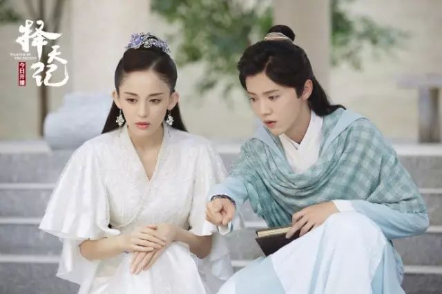 古力娜扎被男演员“抓胸”，霸气回应：心是脏的，看什么都是脏的