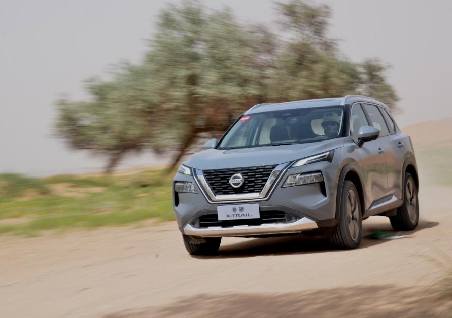 日产奇骏2017款2.5lcvt领先版4wd,奇骏三缸200亿是真的吗