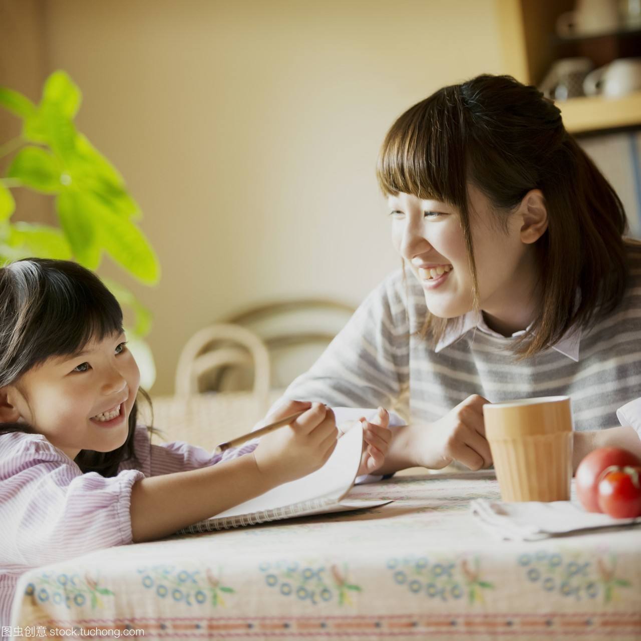 孩子课堂上不愿举手发言怎么引导,孩子上课不敢举手发言怎么办