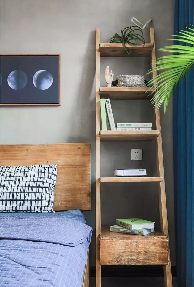 床头柜怎么收纳最合理不是抽屉,床头放不下床头柜怎么做收纳