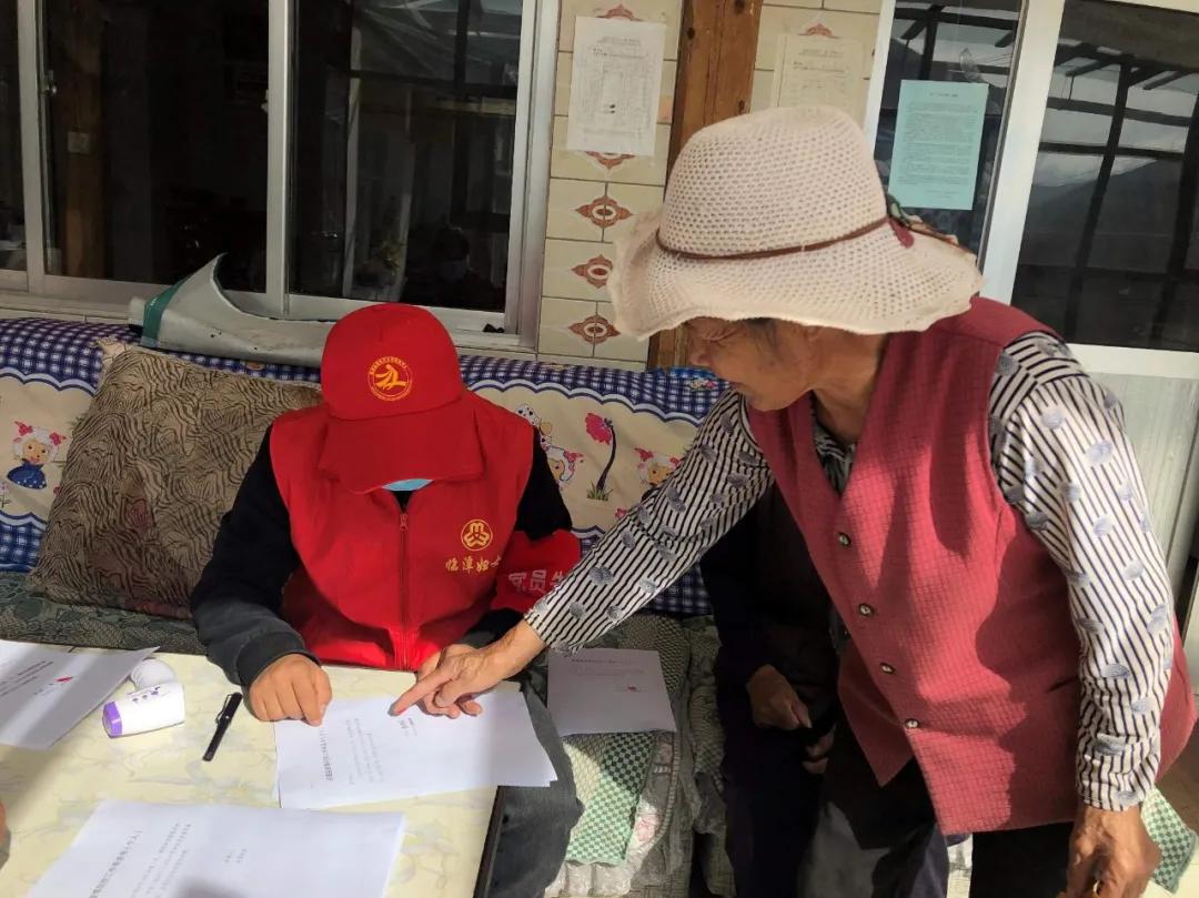 【疫情防控临潭在行动】术布乡：“小红帽”显青年担当“红马甲”聚青春力量