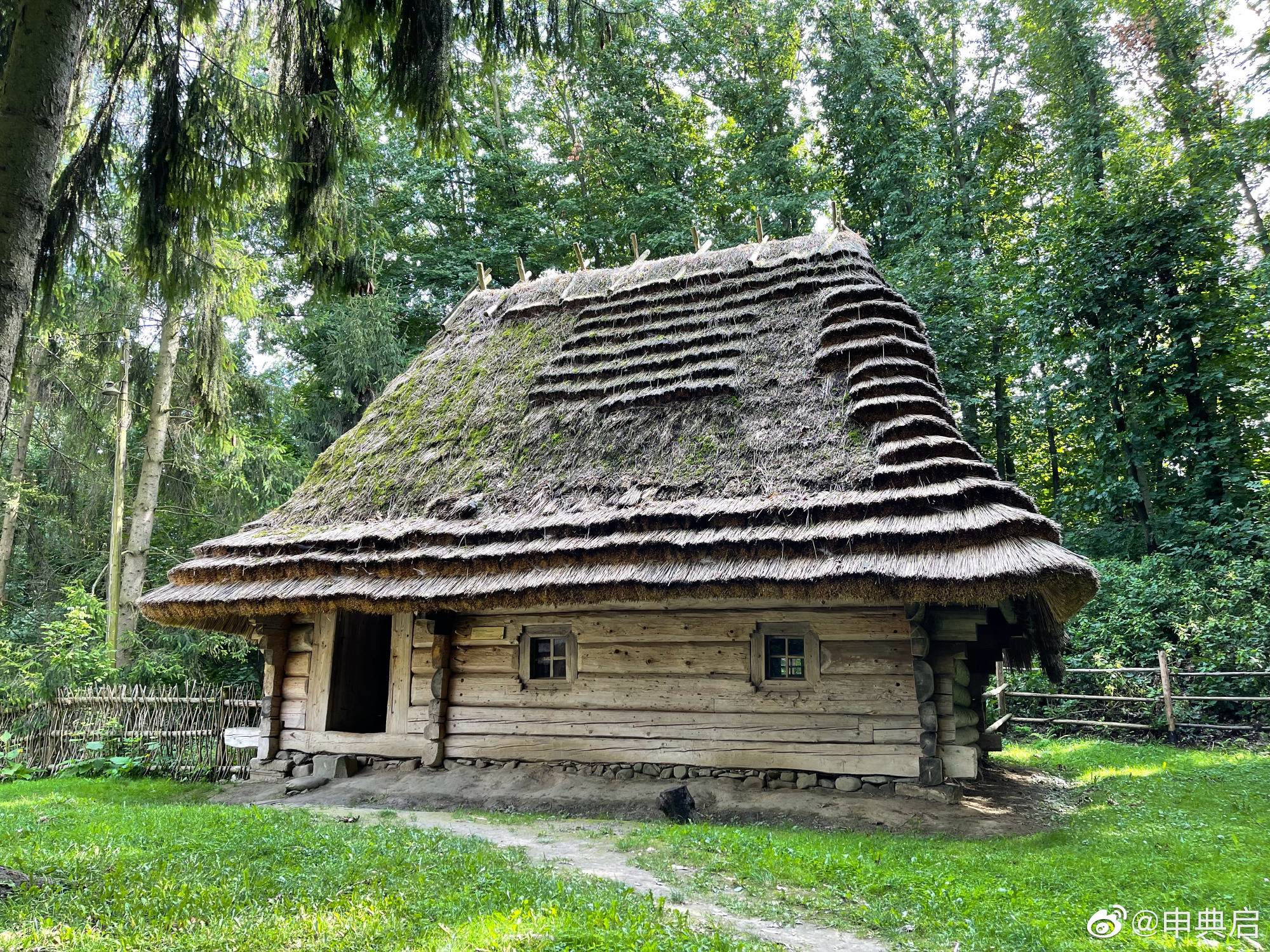 利沃夫最神奇的地方在于历史上多次易主,墓地都有各历史时期风格