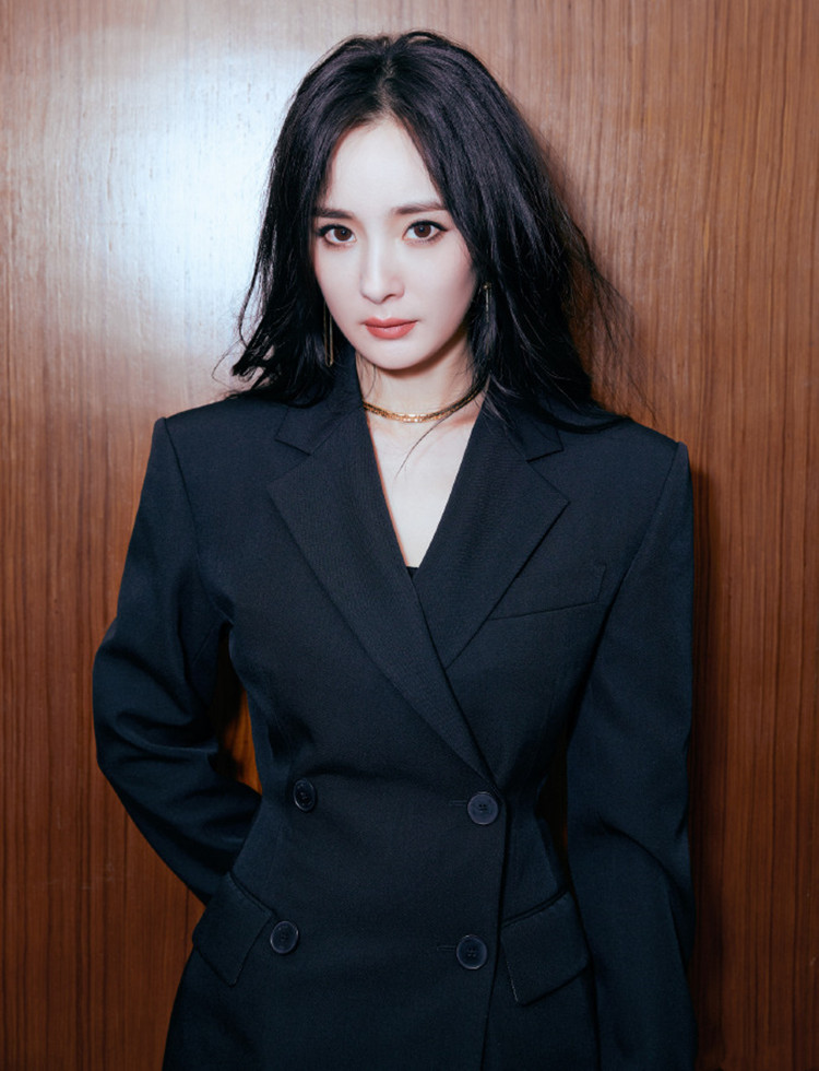 杨幂黑丝袜长腿袜日常搭配,杨幂最新穿搭白袜黑鞋