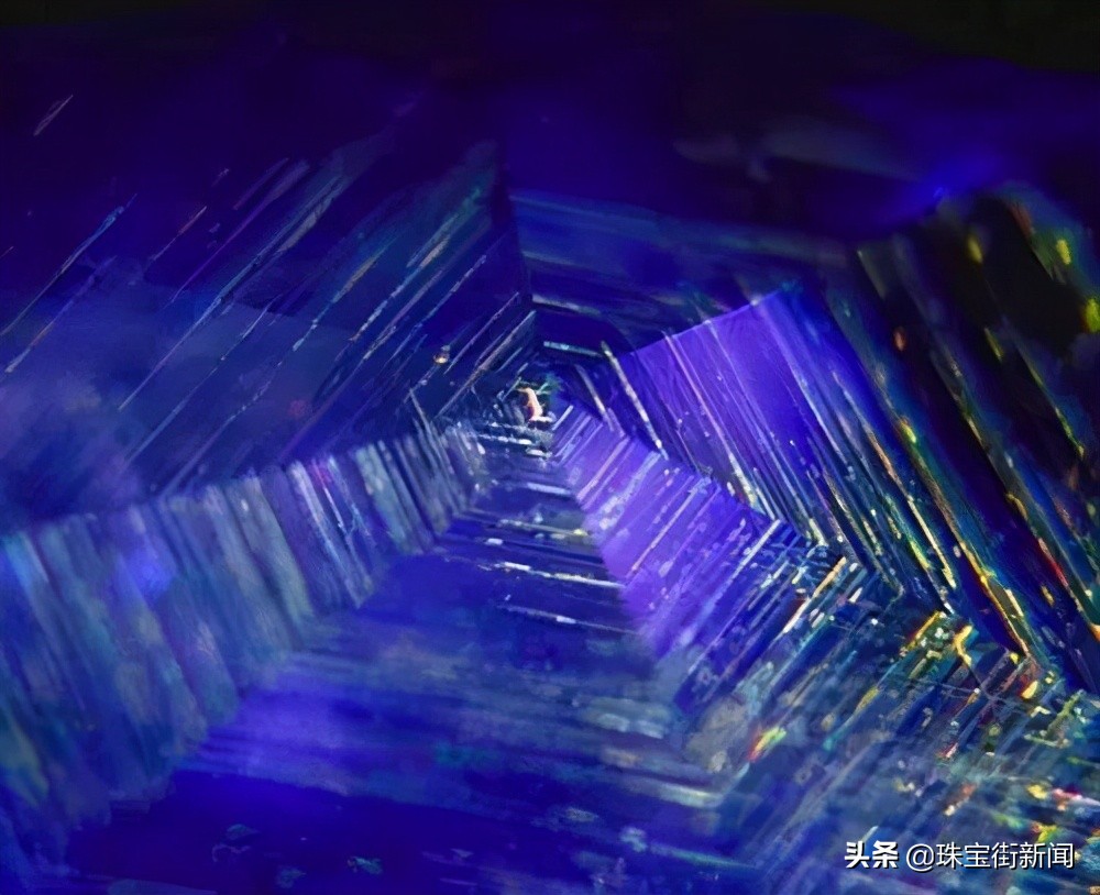 水晶牙膏里有宝藏吗,水晶里的发丝有黑色的么