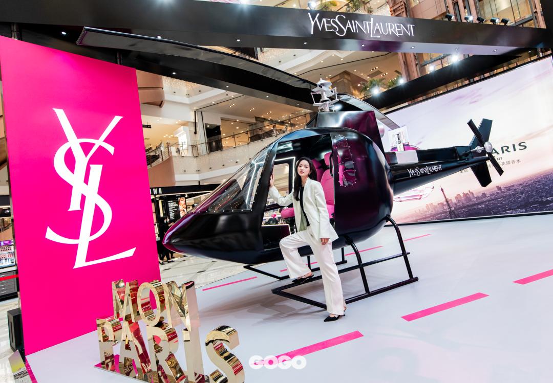 YSL直升机狂爱来袭，带你穿越巴黎，“上天”告白