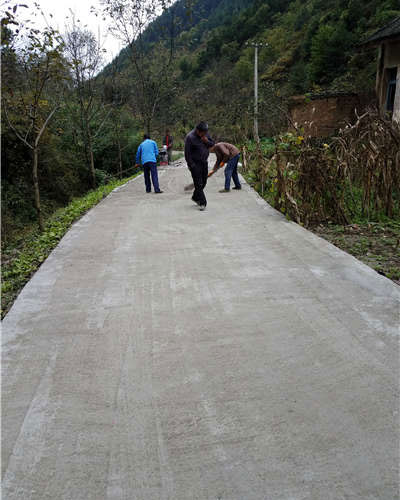 下雨把水泥地面冲烂怎么办,刚打的水泥地面冻坏怎样修复