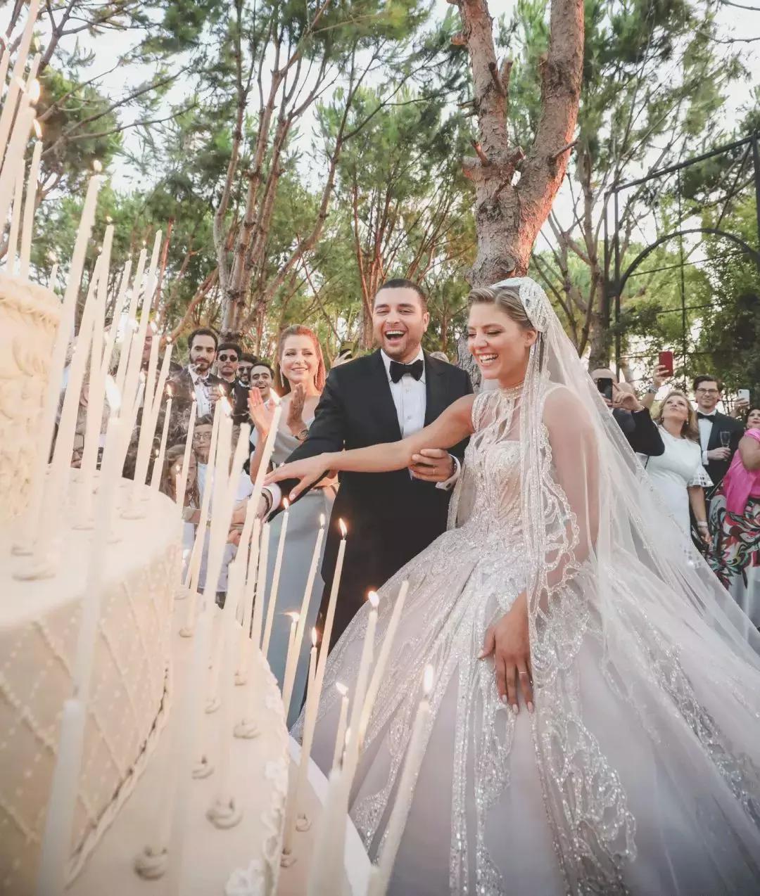 15万颗施华洛世奇水晶,eliesaab婚纱