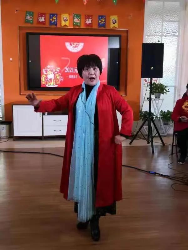 郑州怡丰新都汇社区德艺双馨艺术团大爱无疆做公益演出众人称赞。