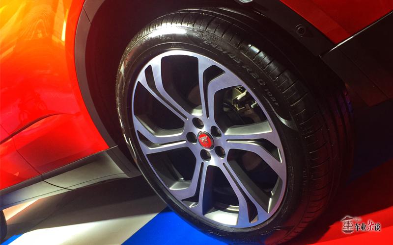 新款捷豹e-pace街拍,全新捷豹e-pace英国赛车绿