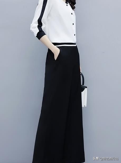 消费者永远喜爱最时尚黑白经典，成为韩国女装界的时尚焦点