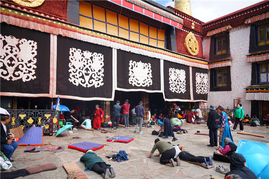 去拉萨旅游的步行街,突然想去拉萨的心情