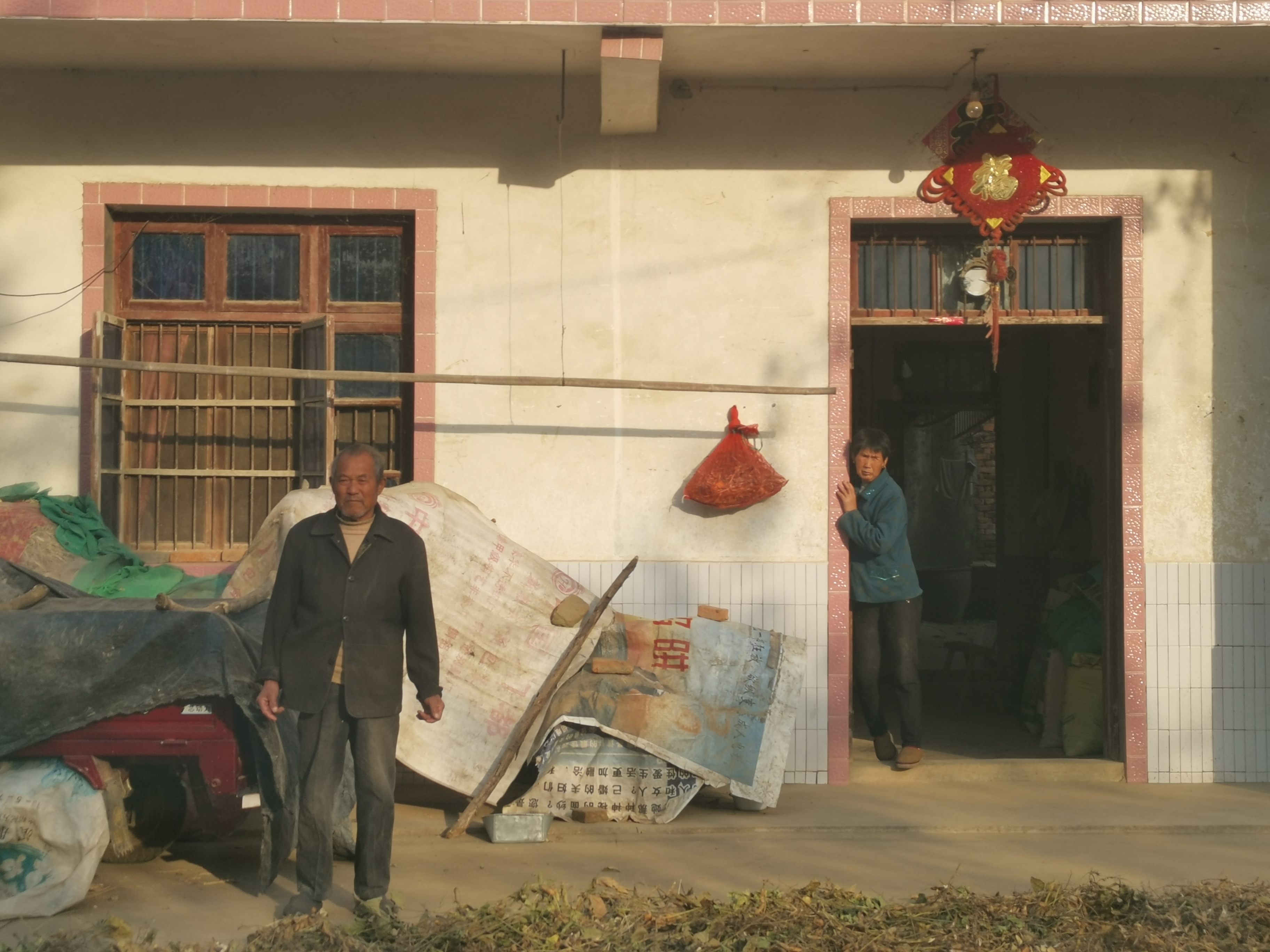 神奇净尿机和防辐射马甲的世界：*子骗**“下沉”悄悄进村，取保候审期间又跑到别村继续骗