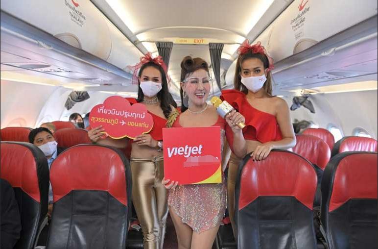 哪家航空公司空姐衣服是红色裙子,全球最漂亮空姐航空公司