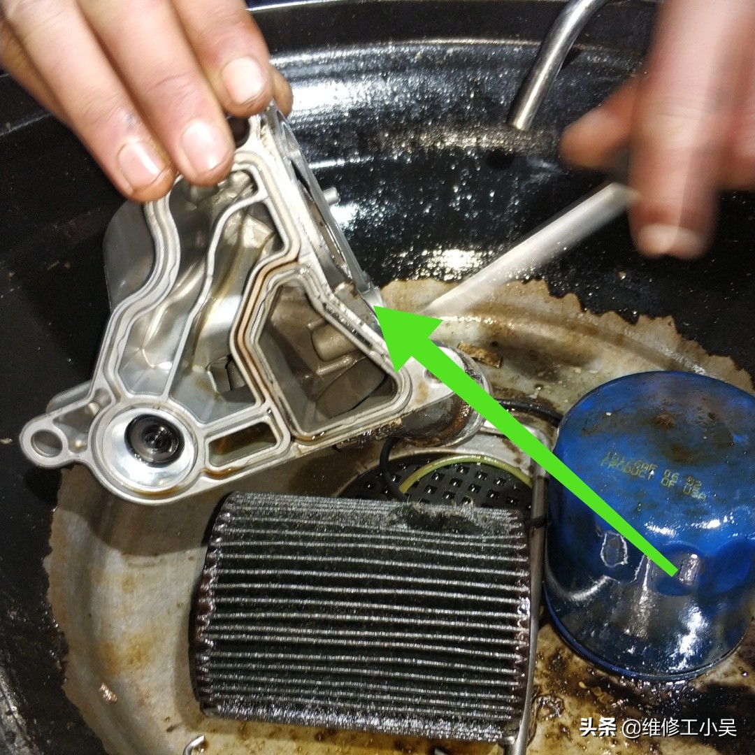 宝马525发动机漏油通病,宝马525跑了8000公里提示加机油