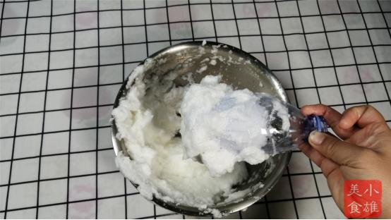 矿泉水瓶打蛋器能打发奶油么,怎么用塑料瓶做打蛋器打的更快