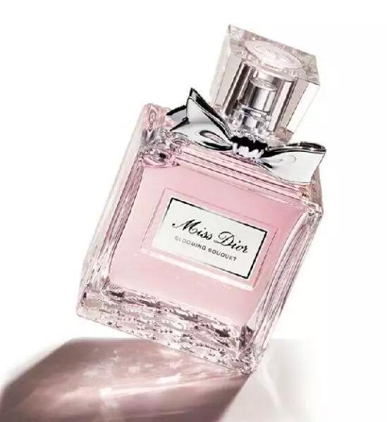 适合20岁女生的巴宝莉香水有哪些 (香奈儿邂逅香水哪个适合20岁女生)