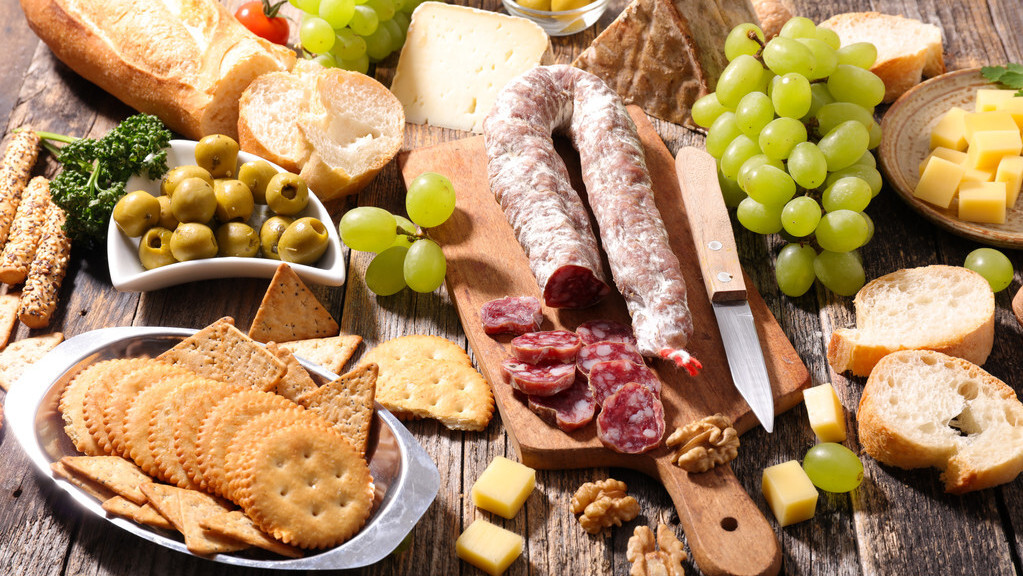 耳朵时不时嗡嗡响，发闷发痒，有什么办法吗？医生解答，尽量重视