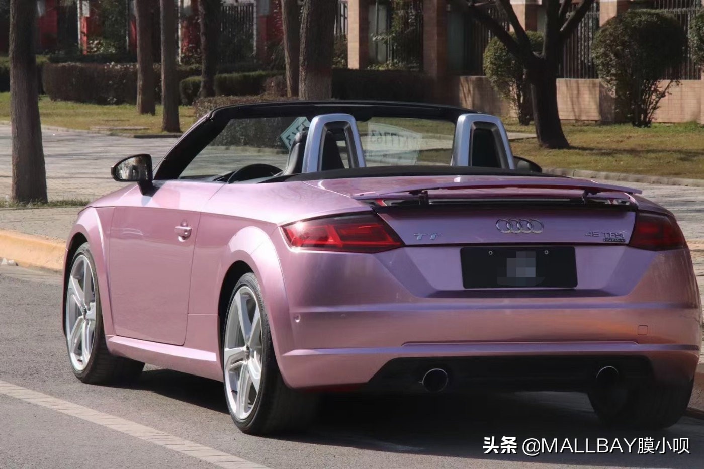 奥迪tt渐变白变粉,奥迪tt粉红色