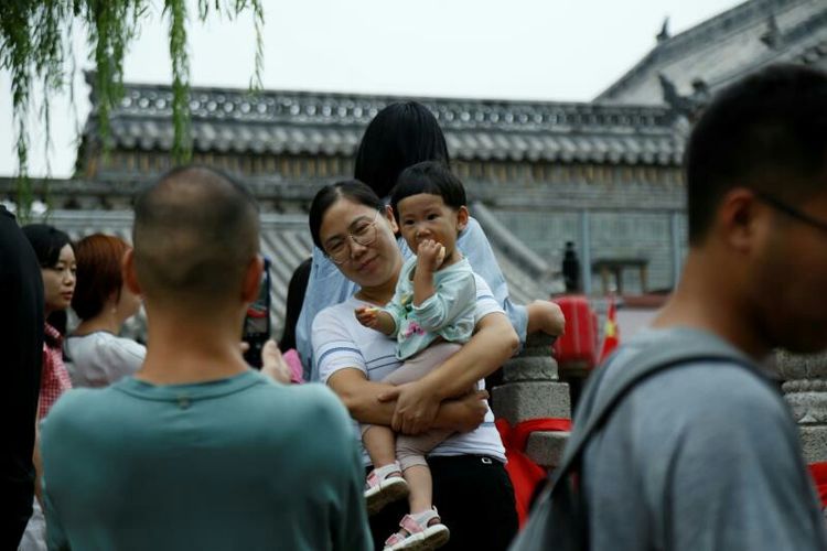 庆国庆出门扫街拍照，专门拍摄娃娃照片，展示洛阳休闲生活