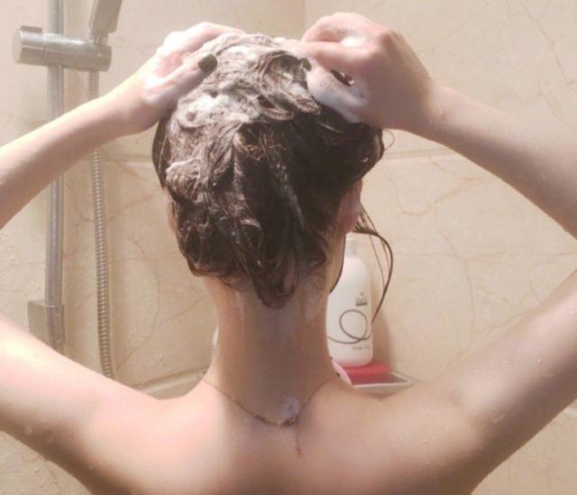 怎样让头发柔顺有光泽自然,如何让头发柔顺有光泽感