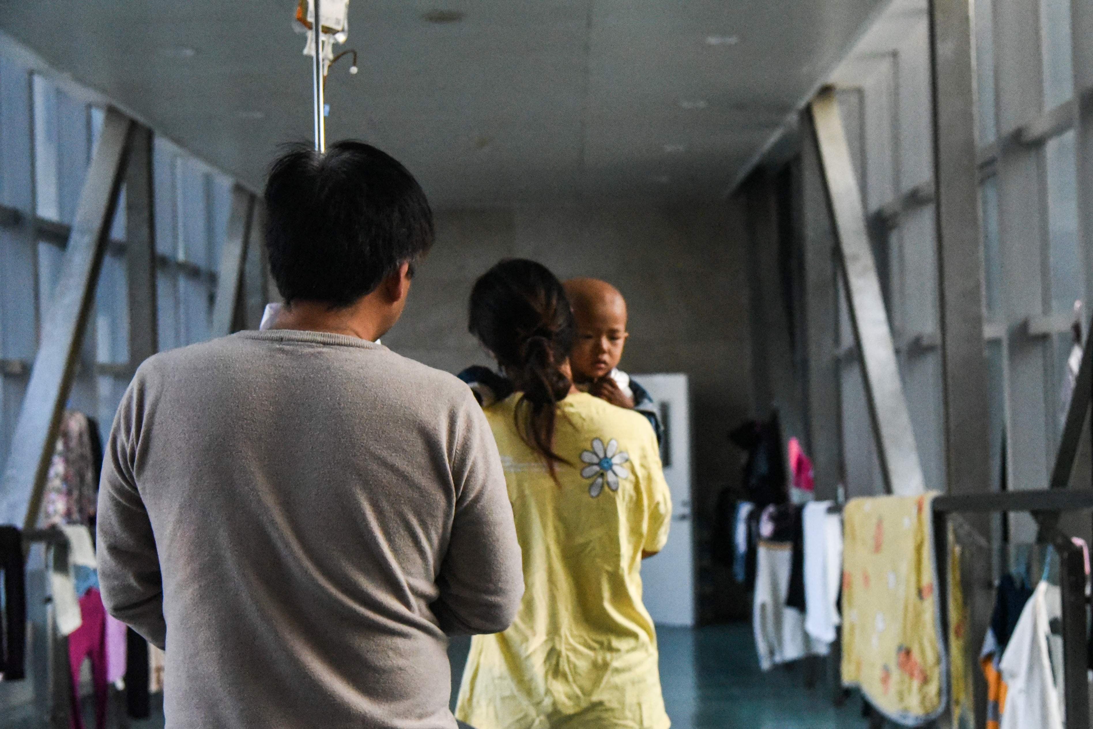 两岁男孩靠止疼药度日,如今四肢发黑痛哭到午夜,父亲为此熬白头