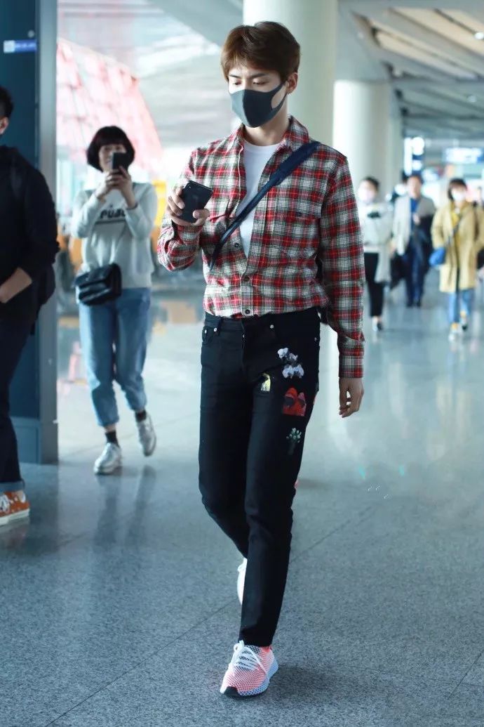 衬衫搭长裤，过度最合适，但我却爱上了王俊凯这件牛仔夹克