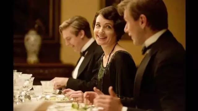 教你基本的西餐礼仪,西餐礼仪视频教程示范入场