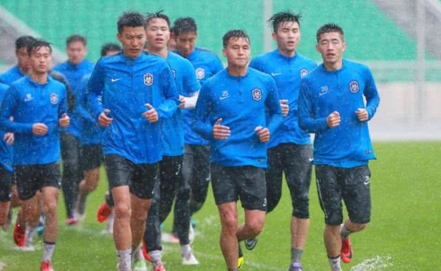 中国球员深夜跑出去泡吧打群架，6人已被刑拘，当时教练也在喝