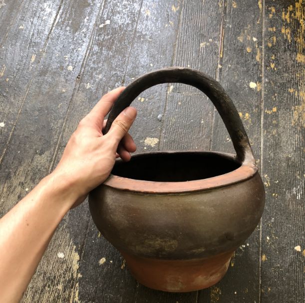 趁着午休两小时，他们在天台上组了个jió盆烤肉趴