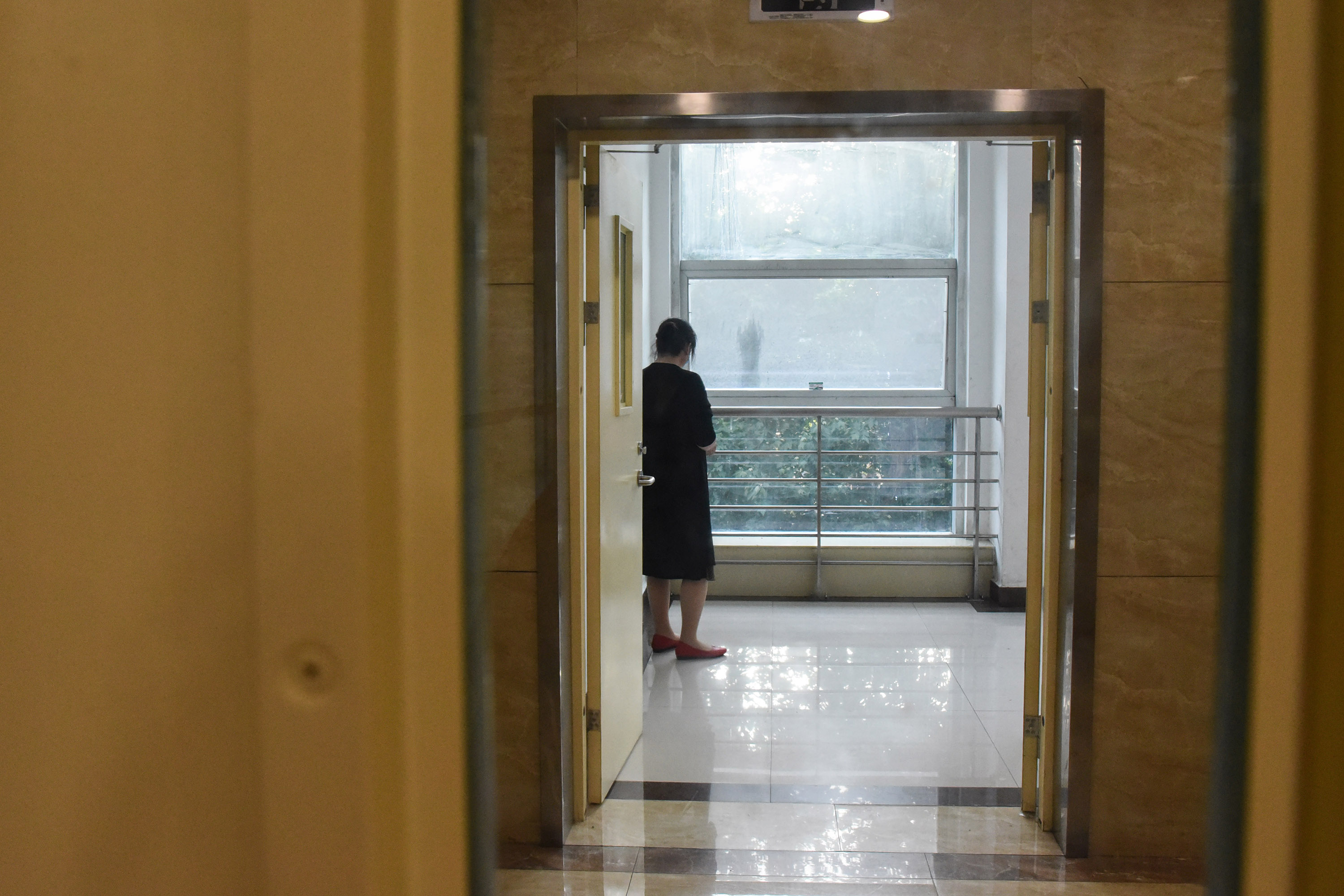 河南一男子因劳累致浑身疼痛，自泡药酒解压，一杯酒下肚后悲剧了