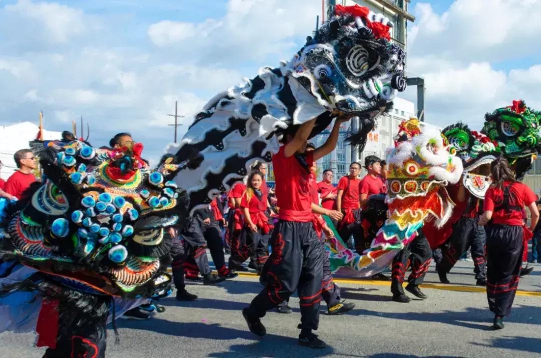 到这个大街小巷都能拍出ins风网红照的地方，过不一样的异域春节