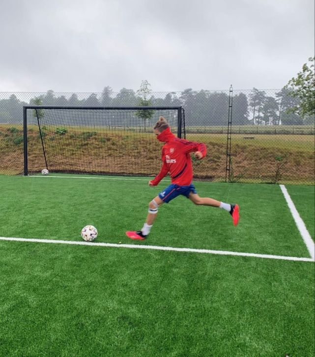 贝克汉姆17岁儿子踢球,贝克汉姆17岁儿子图片