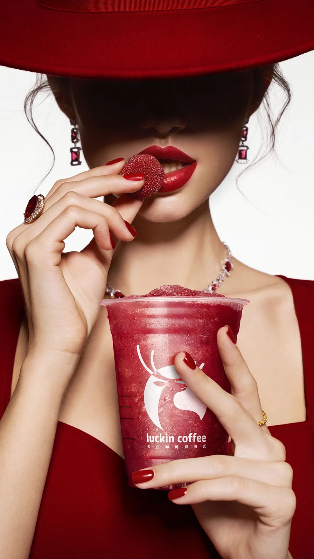 瑞幸颜值天花板回归了,瑞幸到底是元气满满还是啪啪打脸