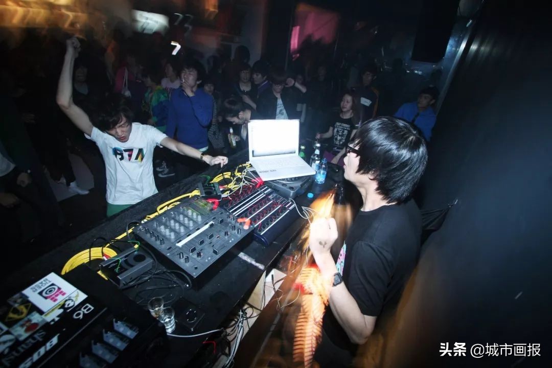 摇滚圈无人不知的“School”，凭什么吸引刺猬、盘尼西林等乐队？