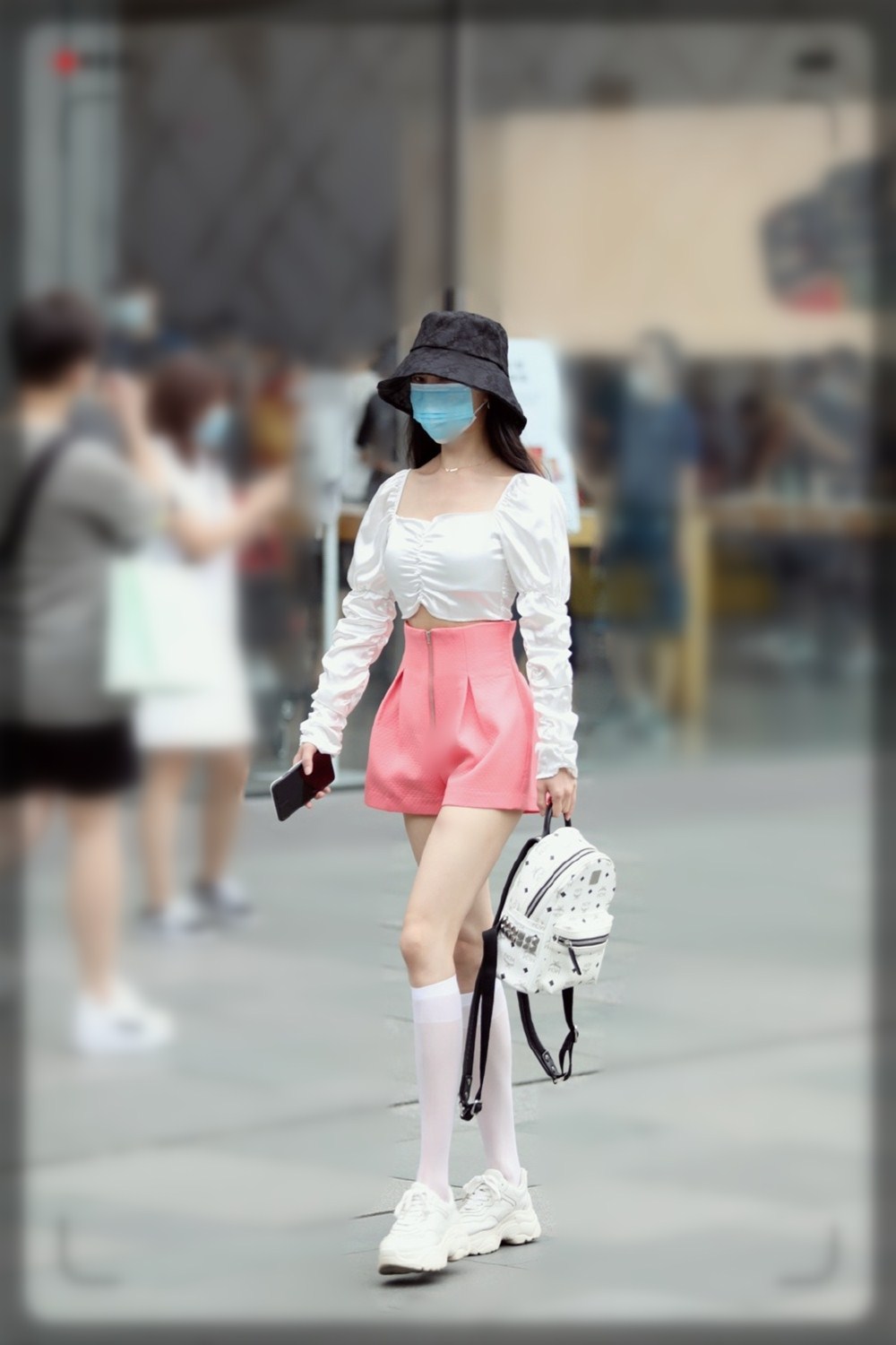 今年流行的长袜搭配,显瘦长筒袜穿搭